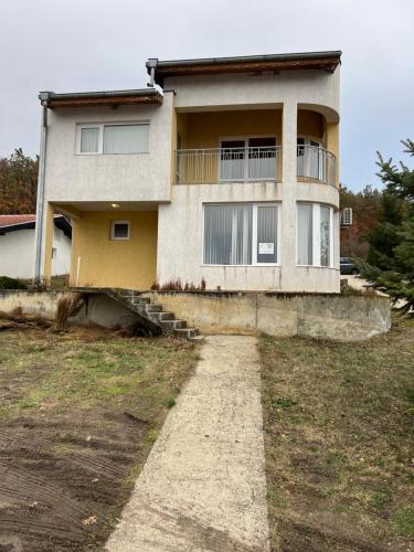 ein Haus auf einer unbefestigten Straße in der Unterkunft karakolev 3 in Obrochishte