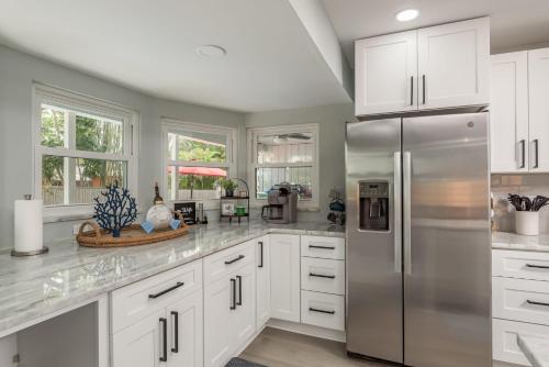 Una cocina o zona de cocina en Luxury Family Beach Escape with Heated Pool and Putting Green