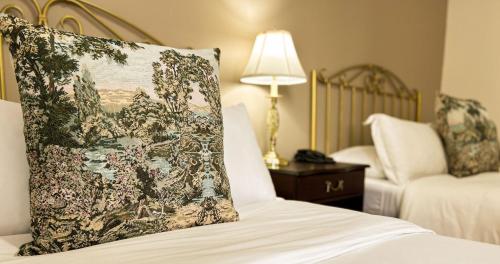 a bedroom with a bed with a pillow on it at Valle de Santiago Hotel Boutique in San Cristóbal