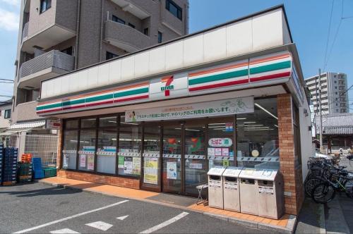 a store front of a building with several machines at 四ツ木駅徒歩2分リノベーション済み家具家電無料WiFi完備スカイツリー電車5分 in Tokyo