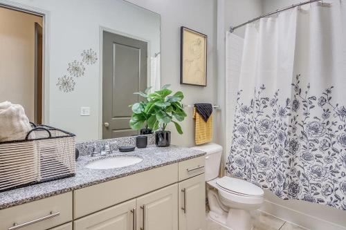 ein Badezimmer mit Toilette und Duschvorhang in der Unterkunft Modern luxury retreat! in Atlanta
