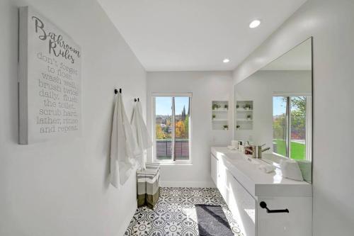 uma casa de banho branca com 2 lavatórios e um espelho em New! King Suite House with an Amazing Valley View! em Los Angeles