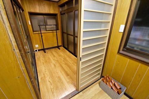 einen Flur mit Tür und Basketballkorb in der Unterkunft 梅屋敷貸戸建 in Tokio