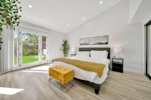 um quarto com uma cama grande e uma janela grande em New! King Suite House with an Amazing Valley View! em Los Angeles