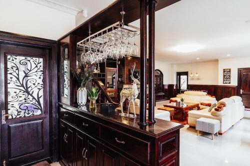 un salon avec un lustre et une chambre avec un canapé dans l'établissement Villa Trung Nghĩa 38, à Khu Chi Lăng