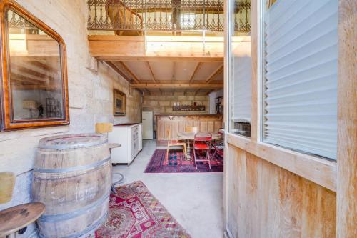 cocina y comedor con mesa y barril en Very charming apartment Bordeaux Chartrons, en Burdeos