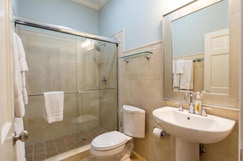 y baño con aseo, lavabo y ducha. en Knickerbocker Suite 8A 8B, en Naples