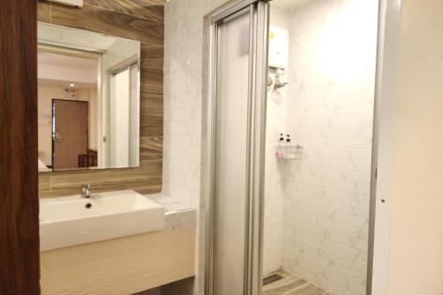 a bathroom with a sink and a mirror at Kim Hotel At Bangplong in Ban Bang Prong