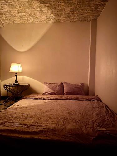 sypialnia z łóżkiem i stołem z lampką w obiekcie SÀI GÒN INN ĐỀ THÁM w Ho Chi Minh