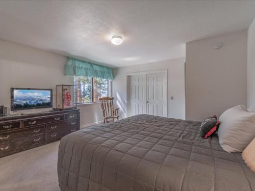 1 dormitorio con 1 cama y TV de pantalla plana en Beaver Street Retreat, en Kings Beach