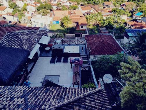 an overhead view of a house with a roof at Espaço Verano- quarto Família in Niterói