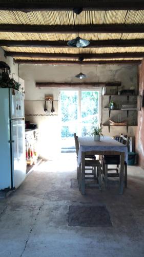 kuchnia ze stołem i lodówką w pokoju w obiekcie “Nogal de Luz”- Acogedora Cabaña p/Familia yAmigos w mieście La Rioja