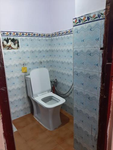 齋沙默爾的住宿－Hostel Lucky homestay，浴室设有蓝色瓷砖墙壁和卫生间。