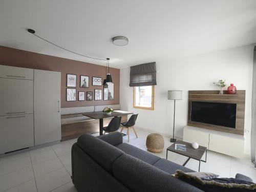 uma sala de estar com um sofá e uma mesa em Studio Aix-les-Bains, 1 pièce, 2 personnes - FR-1-617-26 em Aix-les-Bains