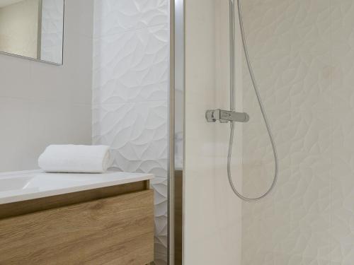 a bathroom with a shower and a sink at Appartement Aix-les-Bains, 3 pièces, 6 personnes - FR-1-617-30 in Aix-les-Bains