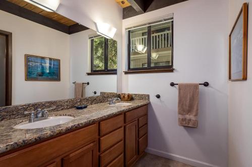 een badkamer met 2 wastafels en een raam bij The Kingswood Retreat in Kings Beach