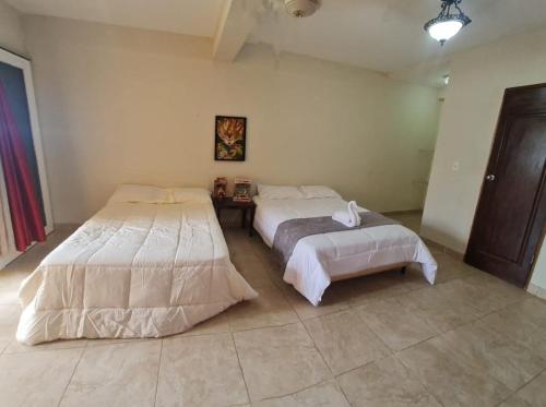 Un pat sau paturi într-o cameră la Kame House