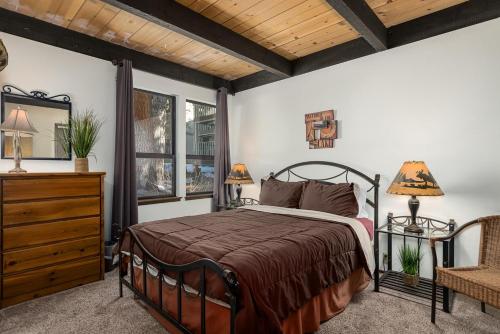 een slaapkamer met een bed, een dressoir en een raam bij The Kingswood Retreat in Kings Beach
