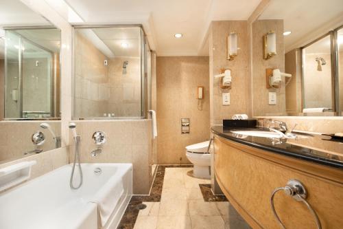 y baño con bañera, lavabo y aseo. en Grand Metropark Hotel Nanjing, en Nanjing
