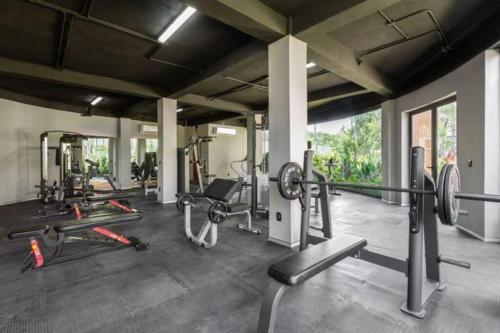 ein Fitnessstudio mit mehreren Laufbändern und Gewichten in der Unterkunft new charming studio with terrace in Tulum