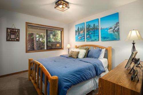 een slaapkamer met een bed met een blauw dekbed bij Sandy Shores Villa in Tahoe Vista