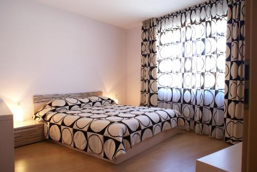 Un pat sau paturi într-o cameră la Royal Cove ApartHotel - Self-catering
