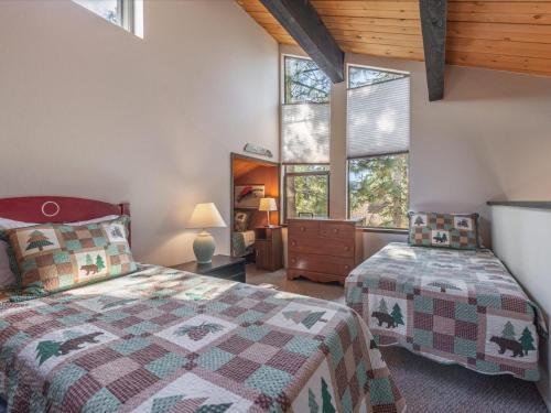 1 dormitorio con 2 camas y ventana grande en The Bear's Den, en Kings Beach