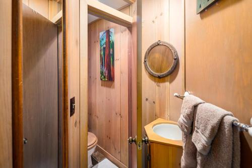 uma casa de banho com um lavatório, um WC e um espelho. em The Gingerbread Cottage em Kings Beach