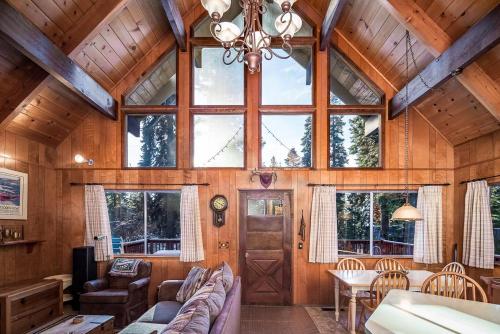 a living room with a large wooden ceiling at The Honey Bear Cabin in Carnelian Bay