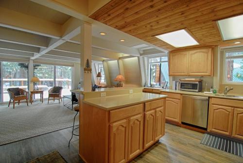 Η κουζίνα ή μικρή κουζίνα στο Agate Bay Chalet
