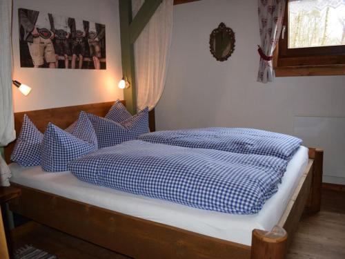 um quarto com uma cama com almofadas azuis e brancas em Nice apartment in Willingen-Neerdar em Neerdar