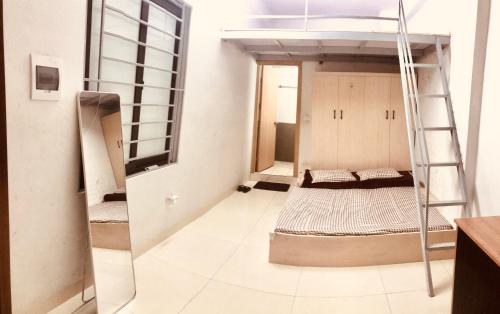 Pokój z łóżkiem piętrowym i drabiną w obiekcie 516Home B w mieście Hanoi