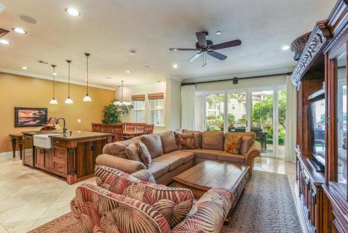 una sala de estar con un sofá y una mesa en Ground Floor Luxury Penthouse in Poipu Kai, en Koloa