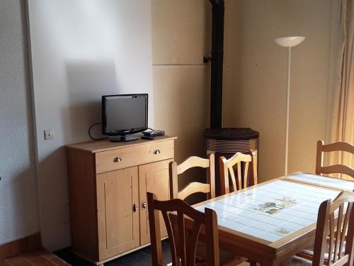 Appartement Corrençon-en-Vercors, 3 pièces, 8 personnes - FR-1-515-116にあるテレビまたはエンターテインメントセンター