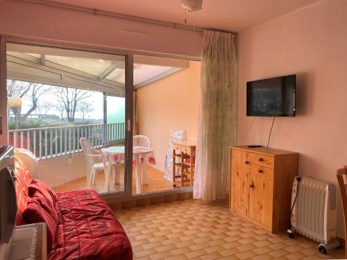 Il comprend un salon doté d'une télévision et d'un balcon. dans l'établissement Studio avec climatisation, internet et garage à Balaruc-les-Bains - FR-1-553-247, à Balaruc-les-Bains