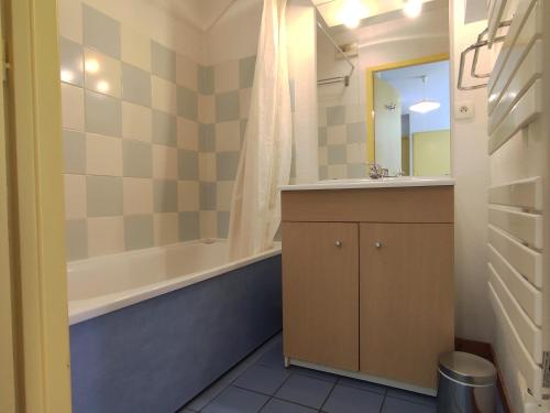 a bathroom with a sink and a tub and a mirror at Appartement Saint-François-Longchamp, 3 pièces, 6 personnes - FR-1-635-134 in Saint-François-Longchamp