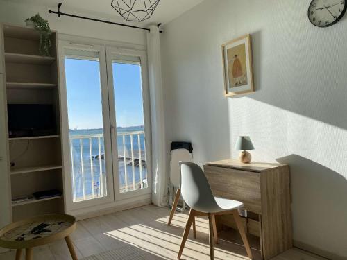 Cette chambre dispose d'un bureau et d'une chaise. dans l'établissement Studio climatisé avec WIFI et vue sur l'étang de Thau - FR-1-553-248, à Balaruc-les-Bains