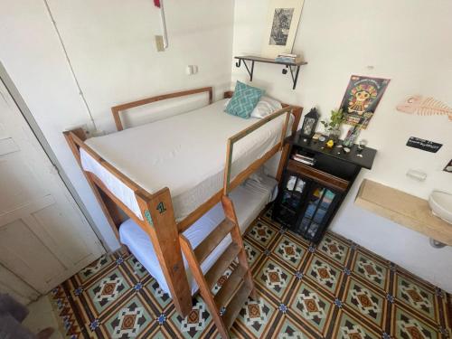 a bedroom with a bunk bed in a room at La Casa del Kéej Hostel in Mérida