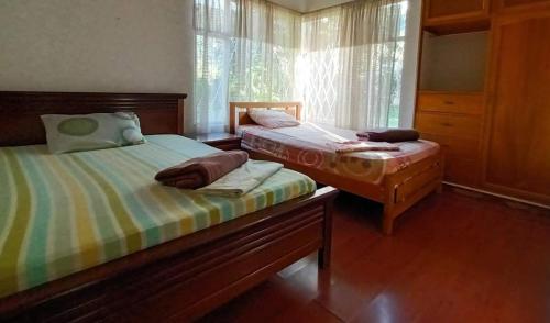 a bedroom with two beds and a window at SHEVABRAJOT in Pasto