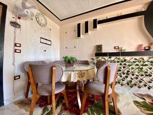 a dining room with a table and chairs at Cozy Flat near downtown Almorsi in Alexandria