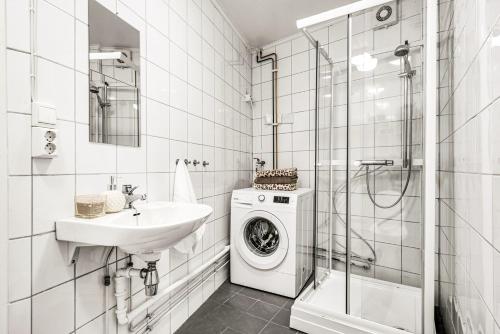 een badkamer met een wasmachine en een wastafel bij 3 Bedroom with a perfect location in Trondheim in Trondheim