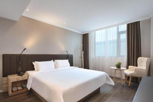 Cama ou camas em um quarto em Hanting Premium Hotel Nanjing High-tech Zone Xuefu Road