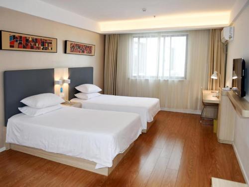 Een bed of bedden in een kamer bij Hanting Hotel Huangshan Tunxi Old Street Centre