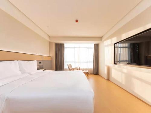 Cama ou camas em um quarto em Ji Hotel Haikou Dong Station