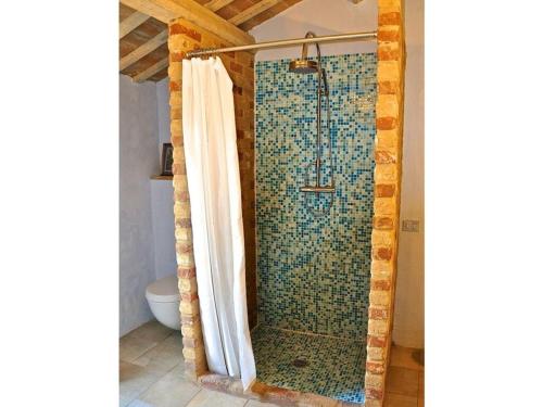 y baño con ducha y mosaico en la pared. en Lovely apartment in Ripatransone AP, 