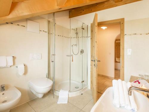 ein Bad mit einer Dusche, einem WC und einem Waschbecken in der Unterkunft Cosy apartment in Welsberg in Welsberg-Taisten