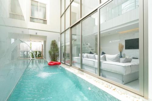 Ban Pak LakにあるNew Modern Aesthetic 3-Storey Villa A15 in Gated Residence just 10 min drive Laguna Phuketの建物の真ん中にあるプール