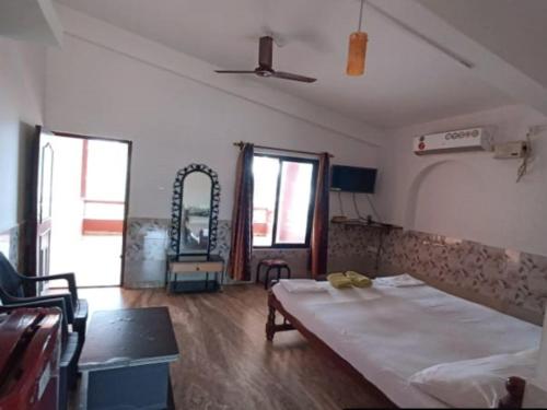 a living room with a bed and a mirror at Leon Hide Out Guest House in Vasco Da Gama
