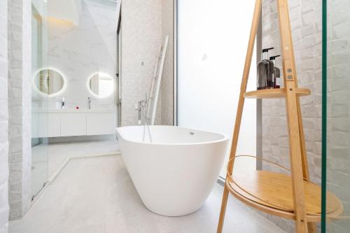 New Modern Aesthetic 3-Storey Villa A15 in Gated Residence just 10 min drive Laguna Phuketにあるバスルーム