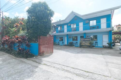 un edificio azul con una puerta delante en Lauriens Hotel Tagaytay, en Tagaytay